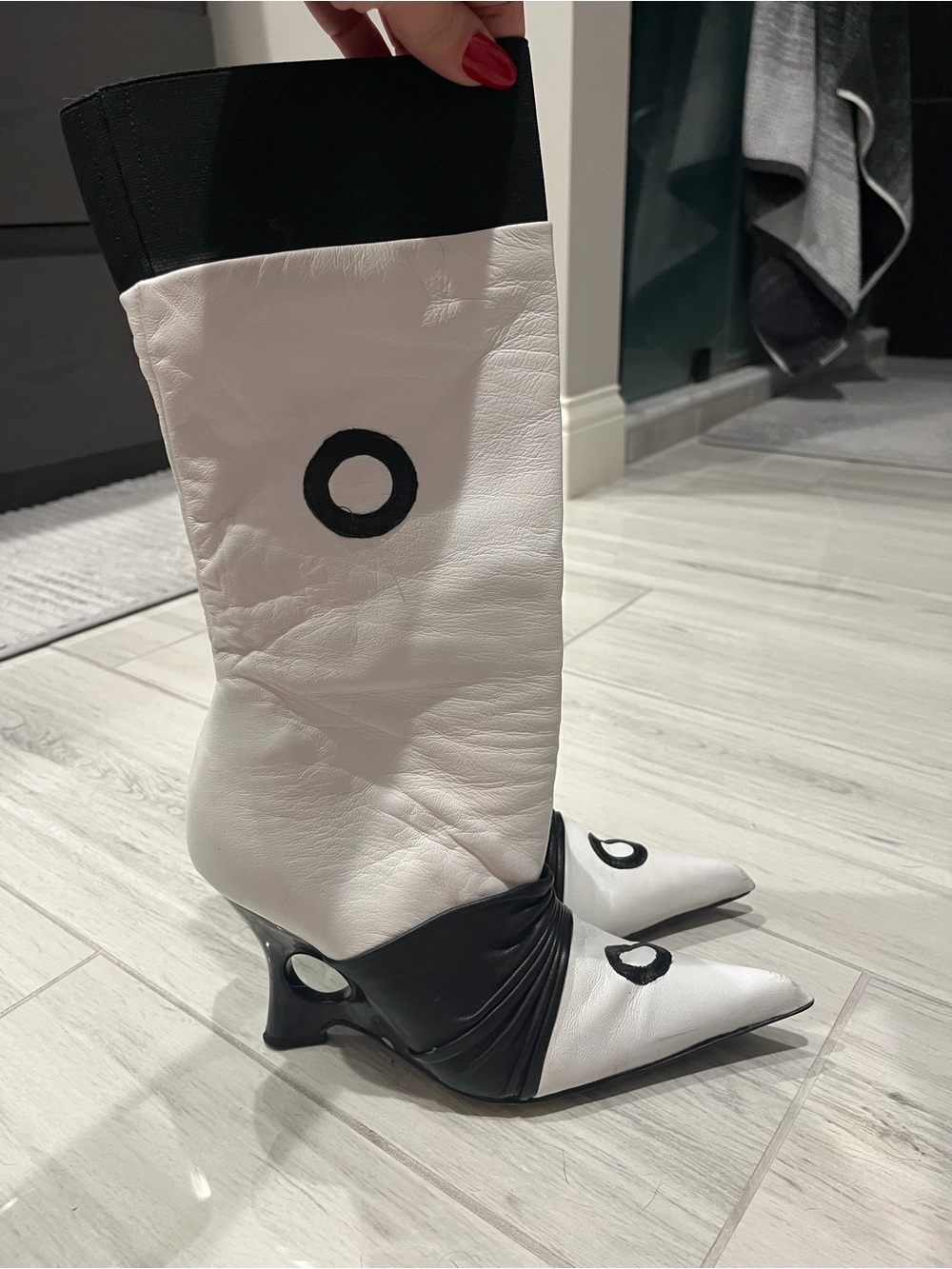 Unique Pointed-Toe Wedge Boots in White and Black - Picture 3 of 6